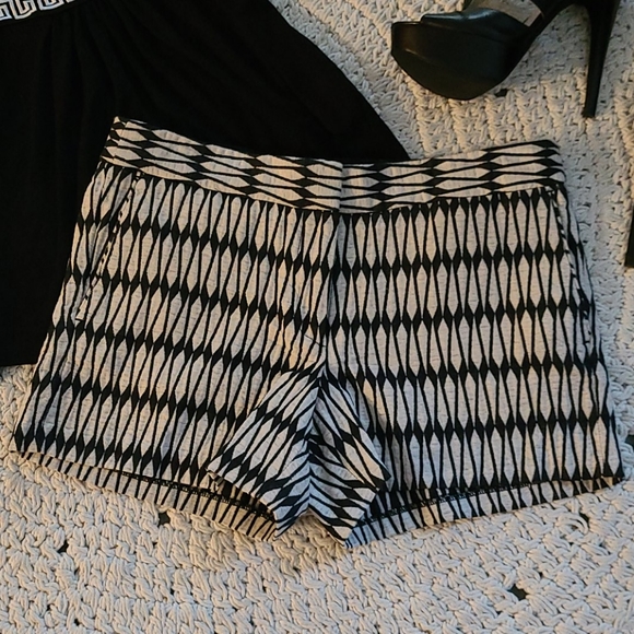 SHORTS BLACK WHITE GEOMETRIC PRINT,RETRO SHORT - Picture 7 of 16